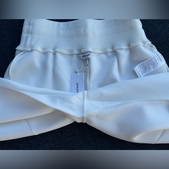 SPANX NWT Heavyair Tapered Pants in Powder Ankle Length Size Small Tall - Picture 11 of 12